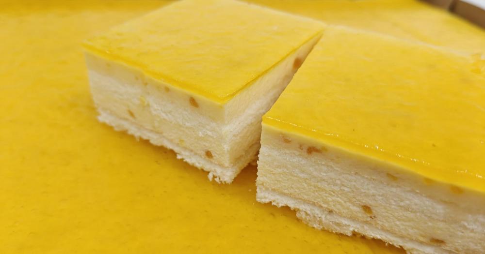 Gebak snijden in de productie bakkerij
