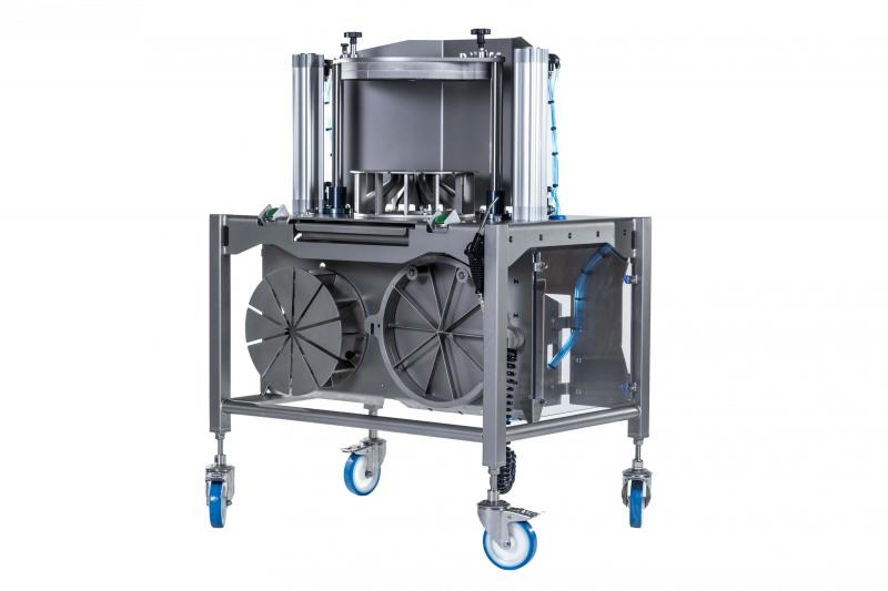 EC-400 – Schneiden von gefrorenen Apfelkuchen – Schneiden von Gebäck – Schneiden von Apfelkuchen – Apfelkuchenstücke – Automatisches Schneiden von Apfelkuchen – Schneiden von Tiefkühlprodukten – Hohe Kapazität – Bis zu 1.800 Apfelkuchen pro Stunde – Betrieb bei -21 °CEC-400 – Schneiden von gefrorenen Apfelkuchen – Schneiden von Gebäck – Schneiden von Apfelkuchen – Apfelkuchenstücke – Automatisches Schneiden von Apfelkuchen – Schneiden von Tiefkühlprodukten – Hohe Kapazität – Bis zu 1.800 Apfelkuchen pro Stunde – Betrieb bei -21 °C