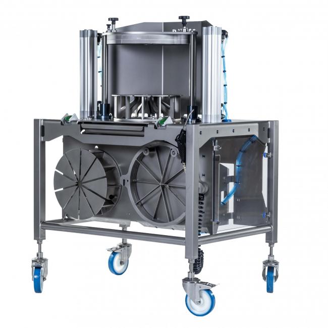 EC-400 – Schneiden von gefrorenen Apfelkuchen – Schneiden von Gebäck – Schneiden von Apfelkuchen – Apfelkuchenstücke – Automatisches Schneiden von Apfelkuchen – Schneiden von Tiefkühlprodukten – Hohe Kapazität – Bis zu 1.800 Apfelkuchen pro Stunde – Betrieb bei -21 °CEC-400 – Schneiden von gefrorenen Apfelkuchen – Schneiden von Gebäck – Schneiden von Apfelkuchen – Apfelkuchenstücke – Automatisches Schneiden von Apfelkuchen – Schneiden von Tiefkühlprodukten – Hohe Kapazität – Bis zu 1.800 Apfelkuchen pro Stunde – Betrieb bei -21 °C