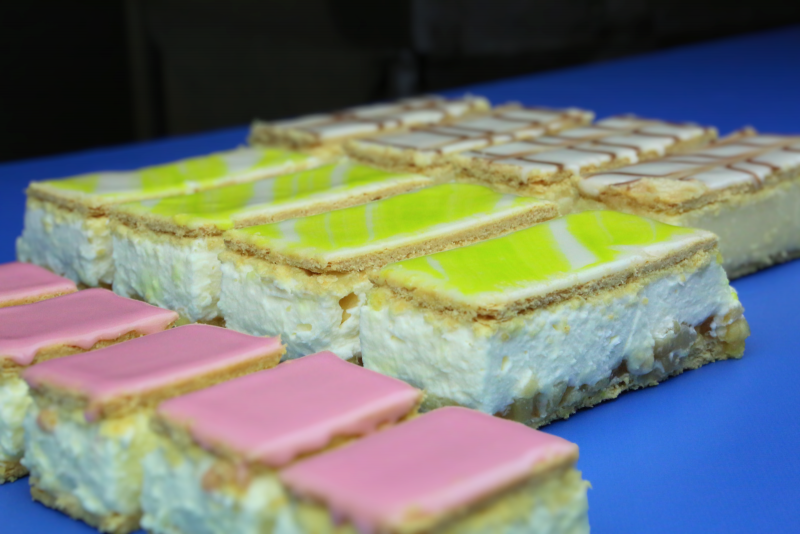 Tompoucen cremeslices cremeslice cremeschnitten  millefeuille cutting snijden 